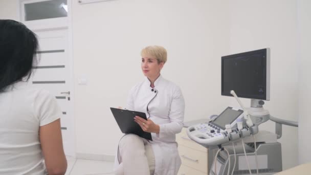Пацієнт пояснює проблему доктору . — стокове відео