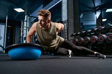 Vücut geliştirici bir yandan şınav çekiyor..