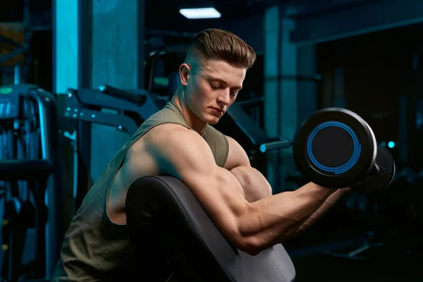 Sportsmann bygger biceps med bjelle. – stockfoto