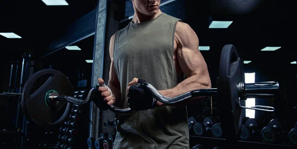 Esportista incógnito treinando bíceps com barra . — Fotografia de Stock