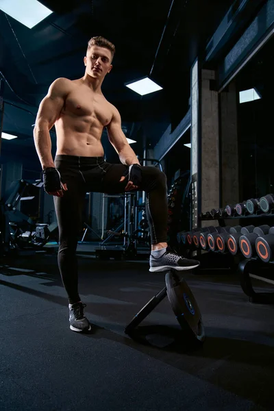 Shirtless bodybuilder poserar i gymmet. — Stockfoto
