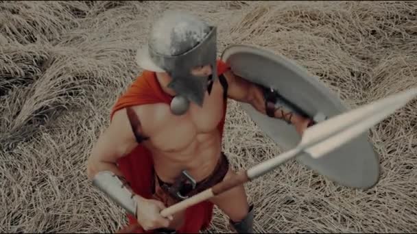 Hemdloses spartanisches Training auf trockenem Feld. — Stockvideo