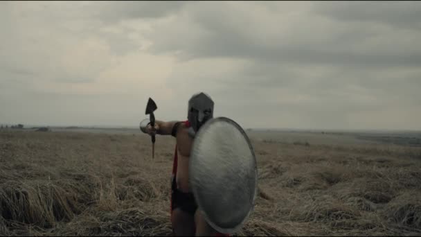 Man in ancient armor training in dry field. — Stok Video