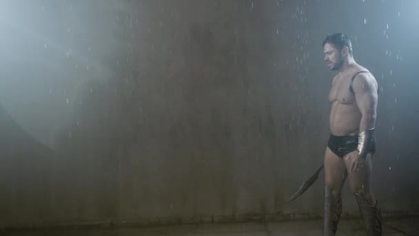 Мокрий гладіатор без сорочки стрибає в атаку . — стокове відео