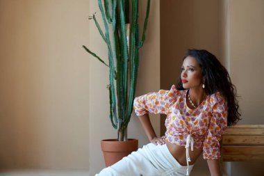 Melez kadın modeli portresi.