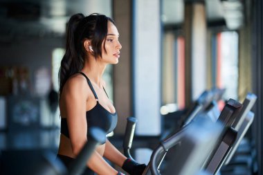 Spor salonunda kardiyo yapan spor kadını..