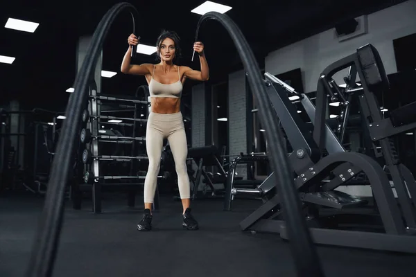 Starke brünette frau tun kampf seil training. — Stockfoto