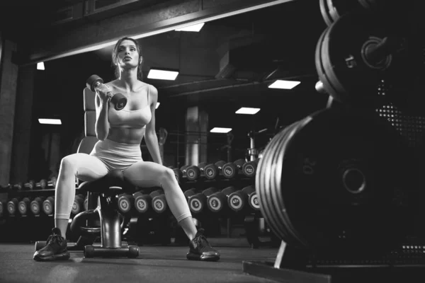 Entrenamiento Fitnesswoman con pesas, monocromo . — Foto de Stock