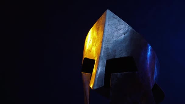 Железный спартанский шлем, изолированный в темноте. — стоковое видео