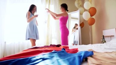 Gülümseyen gelin ve nedime peçeyle oynuyor.