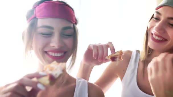 Chicas elegantes en máscaras para dormir comiendo pizza . — Vídeos de Stock