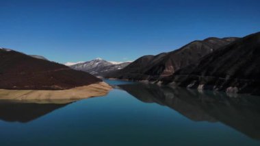 Dağların üzerinde drone hareketi göl suyu.