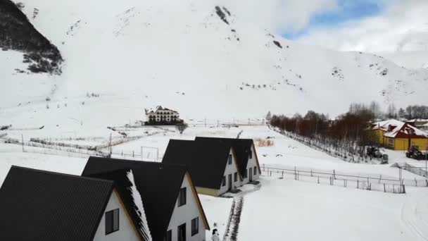 多雪村庄房屋的空中移动. — 图库视频影像