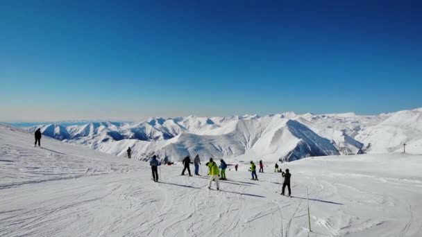 Dağlardaki karlı tepeden gelen turistler. — Stok video