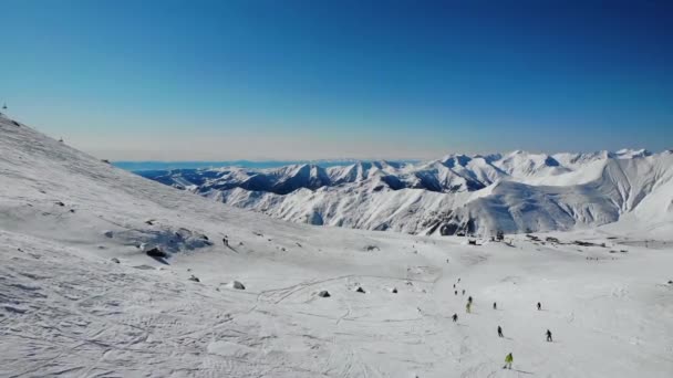 Turister njuter av sport i vinter skidort. — Stockvideo