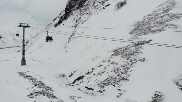 Cableway lifting in winter mountains. — Stock Video