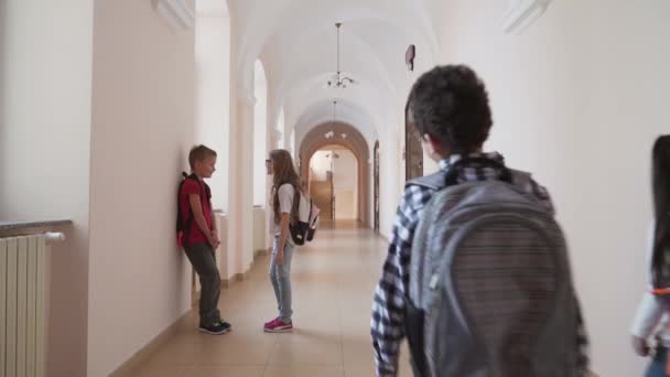 A gyerekek beszélgetnek az iskola folyosóján a szünet alatt.. — Stock videók