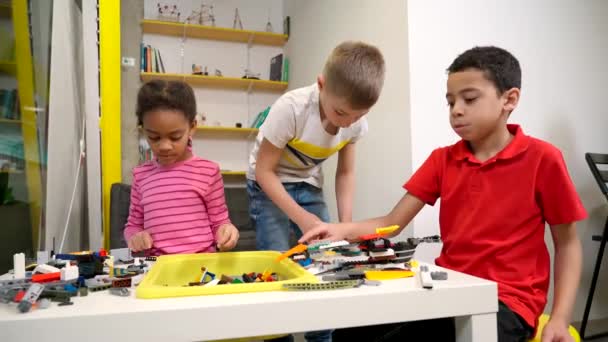 Kinderen die bouwpakket gebruiken om robots te maken. — Stockvideo