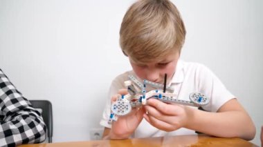 Çocuk inşaat malzemesi kullanıyor..