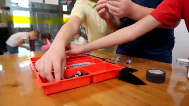 Kinderen die bouwpakket gebruiken. — Stockvideo