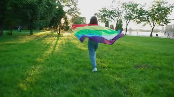 Žena držící duhovou vlajku, projevující toleranci. — Stock video