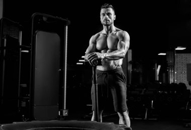 Elinde balyoz tutan adamın tek renkli portresi..