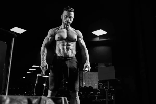 Muscular man carrying sledgehammer in gym. — Stock Photo, Image