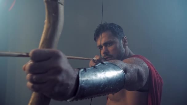 Arco y flecha en mano del cazador romano. — Vídeos de Stock