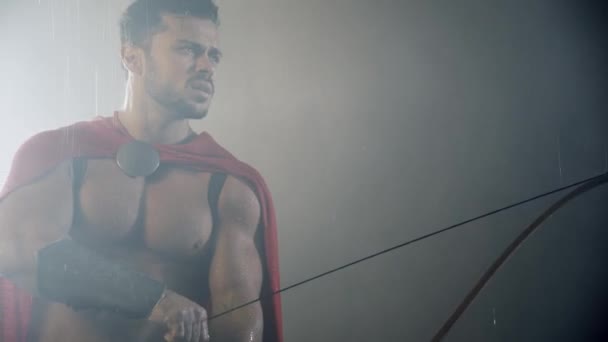 Muskulöser nasser spartanischer Hebebogen mit Pfeil. — Stockvideo