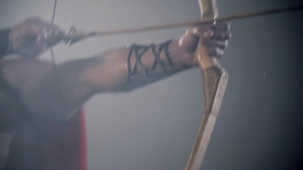 Arco y flecha en mano de espartano. — Vídeo de stock