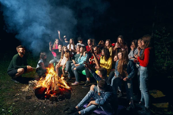 Kinder singen am Lagerfeuer. — Stockfoto