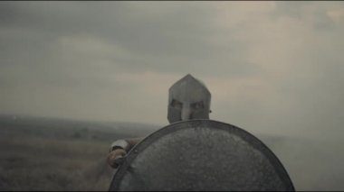 Gömleksiz Spartalı mızrak üç kez kaldırdı, zafer..