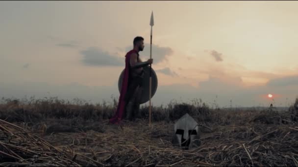 Espartano posando con lanza en campo seco. — Vídeos de Stock