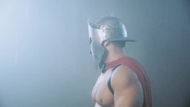 Espartano usando lâmina sob chuva. — Vídeo de Stock