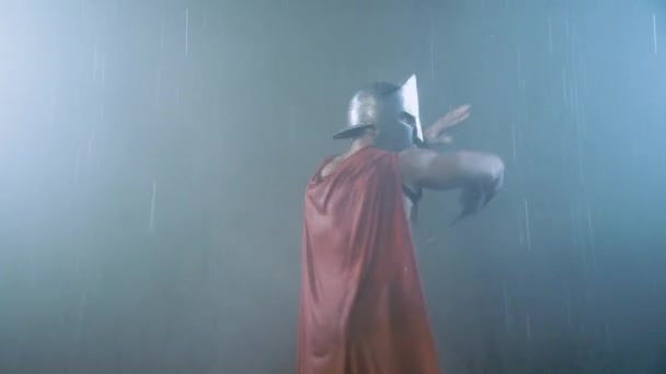 Muscular spartan in red cloak swinging blade. — Stock Video