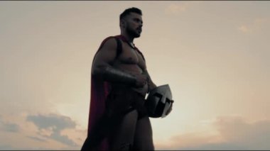 Kuru boş alanda Spartalı pozu.