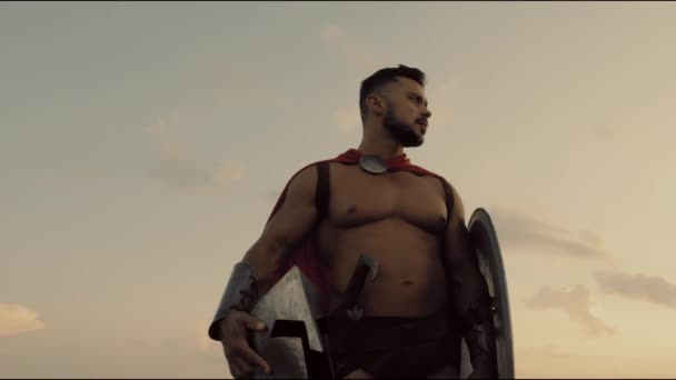 Shirtless espartano posando no campo, por do sol. — Vídeo de Stock