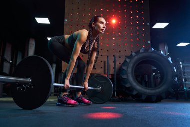 Spor salonunda halter kullanan bir kadın..