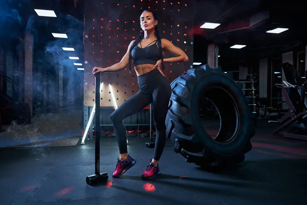 Beyaz kadın balyozla poz veriyor..