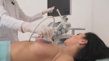 Mammolog göğsü ultrason cihazıyla inceliyor..