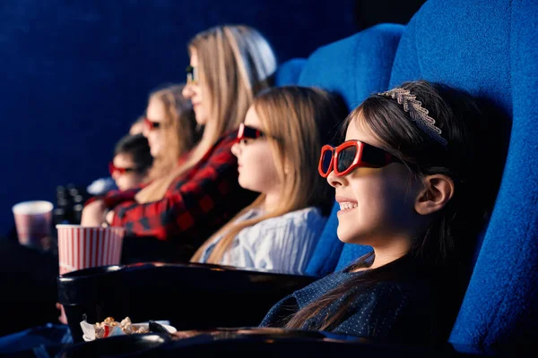 Pequenos amigos vestindo óculos 3d no cinema. — Fotografia de Stock