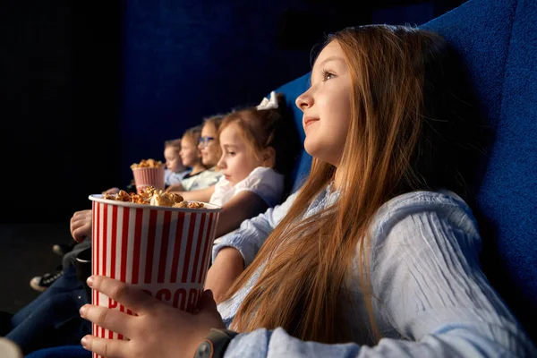 Piccoli amici che guardano cartoni animati nel cinema. — Foto Stock