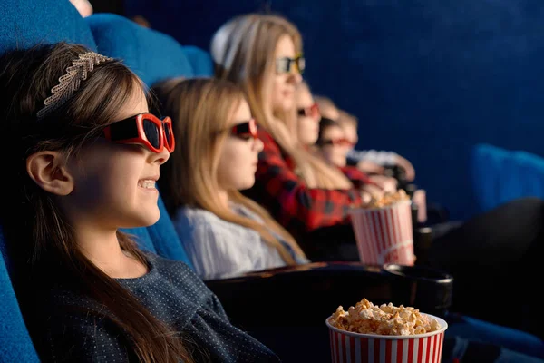 Pequenos amigos vestindo óculos 3d no cinema. — Fotografia de Stock