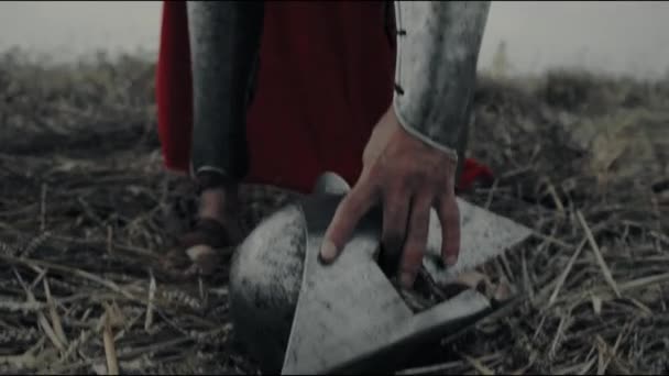 Spartan colocando capacete a partir de grama seca. — Vídeo de Stock