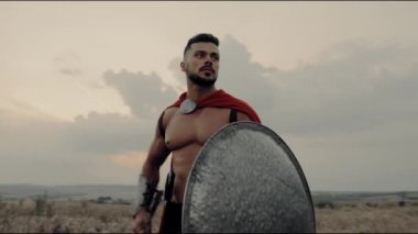 Gömleksiz Spartalı mızrakla saldırı pozisyonu alıyor..