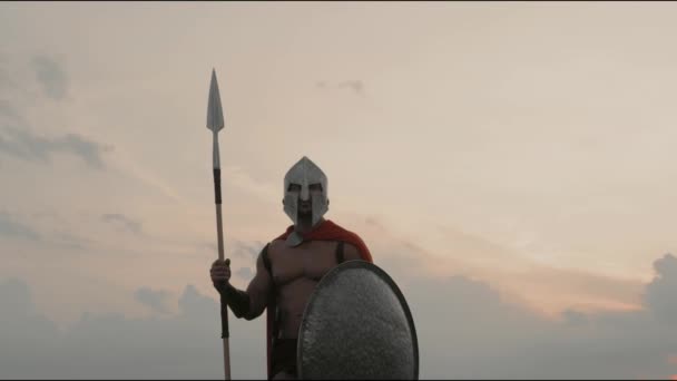 Spartan holding spear outdoors. — Stock Video