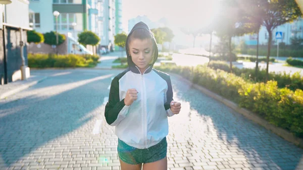 ผู้หญิงที่มีเสน่ห์วิ่งในเมืองตอนเช้า . — ภาพถ่ายสต็อก