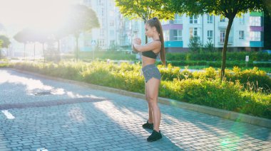 Şehir caddesinde genç kadın eğitimi.