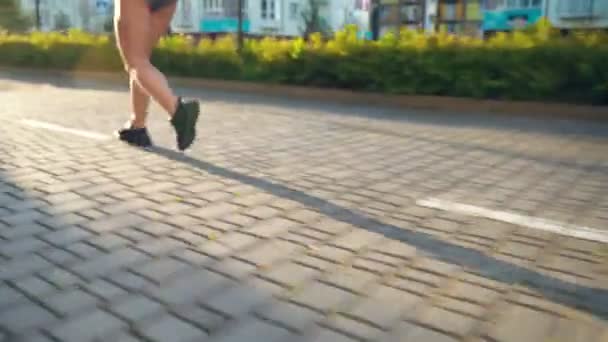 Donna irriconoscibile che corre nella città del mattino. — Video Stock