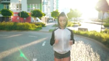 Çekici bir kadın sabah koşuyor..